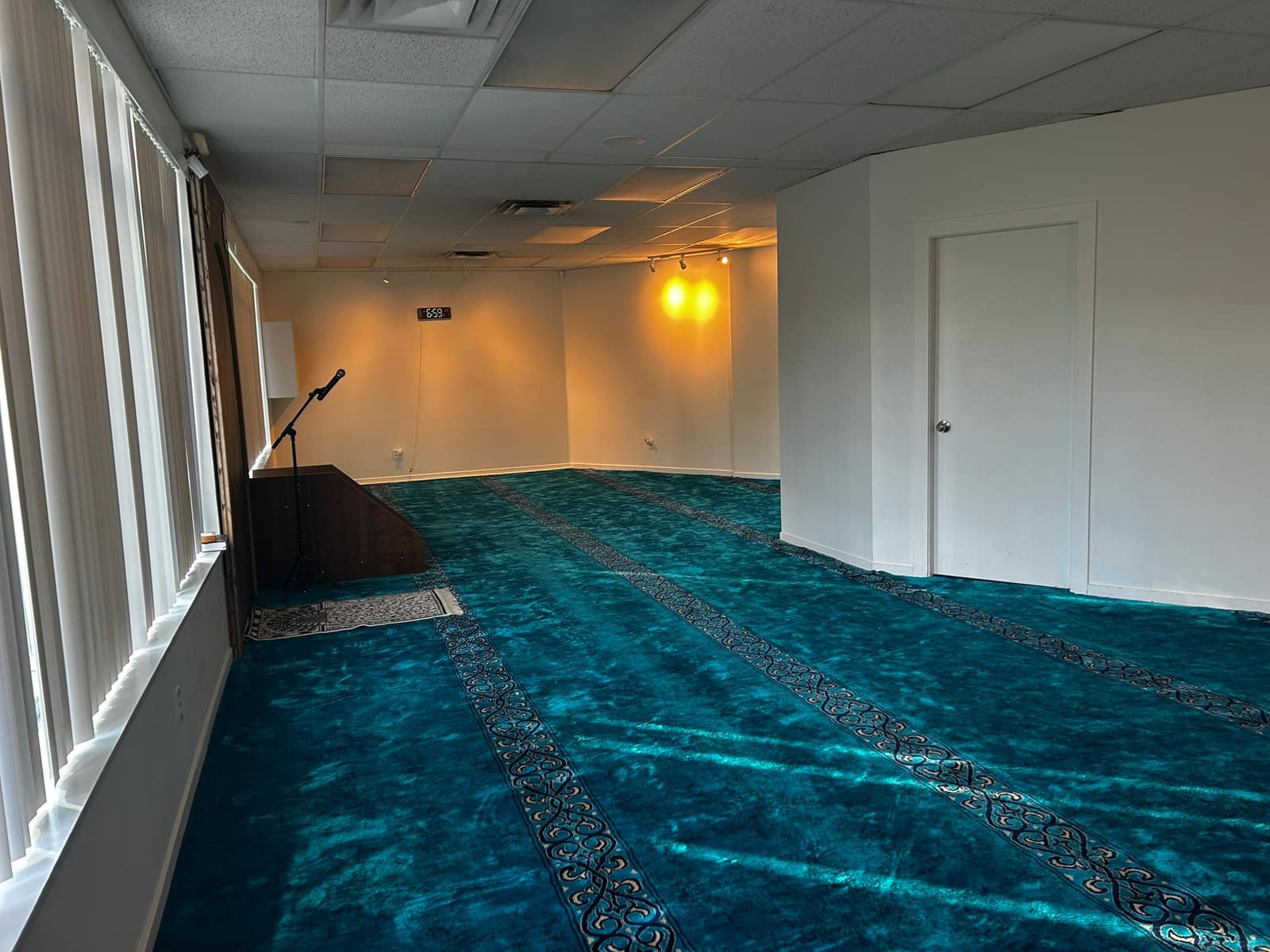 Corner of the prayer hall with wall sconce lighting