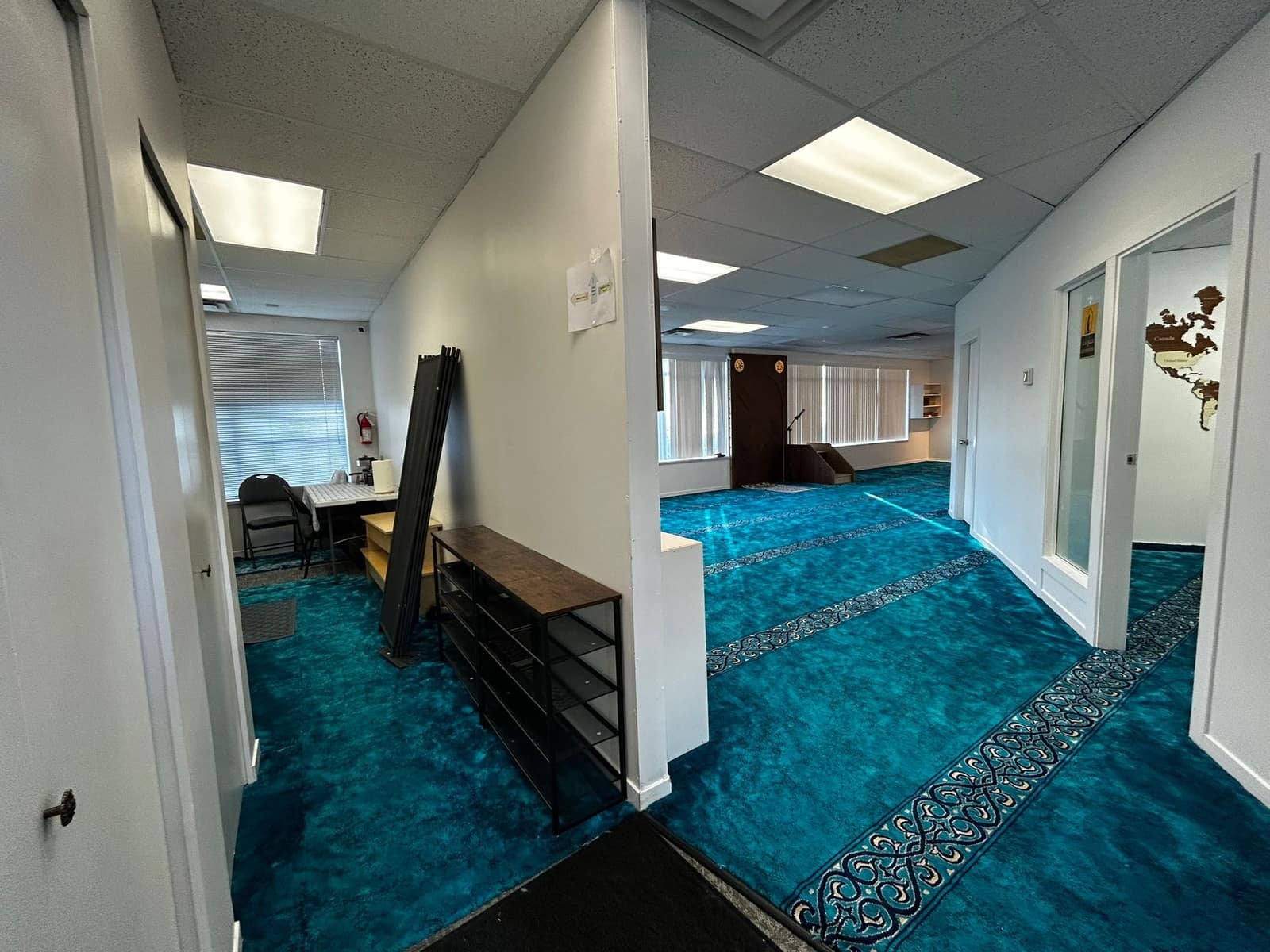 Prayer hall with a room partition